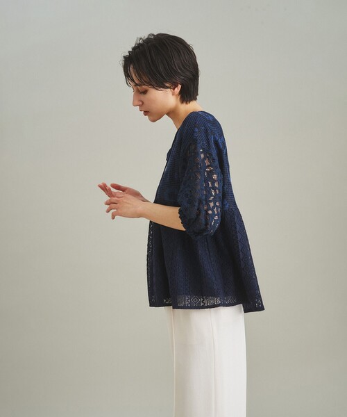 GRACE CONTINENTAL（グレースコンチネンタル）の「レースコンビトップ（シャツ/ブラウス・レディース・ネイビー/ホワイト・36）」の4枚目の写真