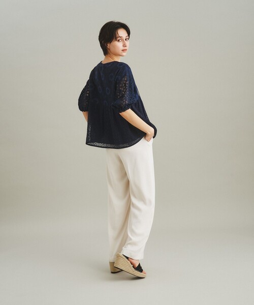 GRACE CONTINENTAL（グレースコンチネンタル）の「レースコンビトップ（シャツ/ブラウス・レディース・ネイビー/ホワイト・36）」の6枚目の写真