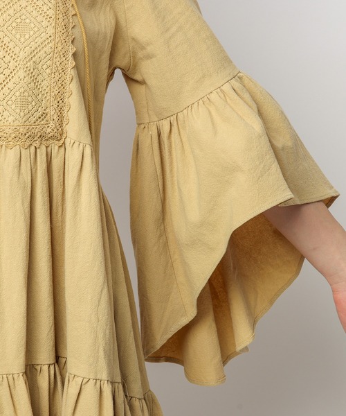 SPIRALGIRL（スパイラルガール）の「オフショルティアードワンピース（ワンピース・レディース・ベージュ/ホワイト・FREE）」の18枚目の写真