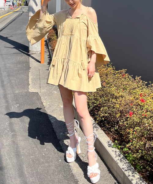 SPIRALGIRL（スパイラルガール）の「オフショルティアードワンピース（ワンピース・レディース・ベージュ/ホワイト・FREE）」の9枚目の写真