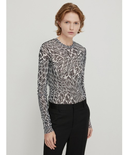 JNBY（ジェーエヌビーワイ）の「Eye-catching Slim-fit T-shirt（Tシャツ/カットソー・レディース・イエロー系その他3/グリーン系その他5/ブラック系その他・36/38/40）」の2枚目の写真