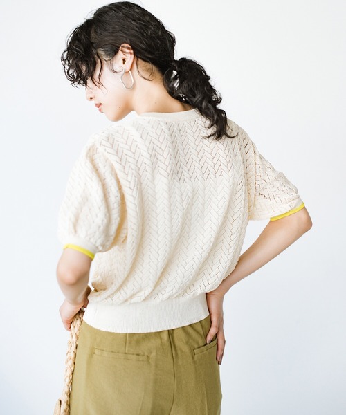haco!(ハコ)の「これがあればビクトリー!汗にもコーデのシンプル化にも負けない V字の透かし編みニット(ニット/セーター・レディース・アイボリー/ネイビー・SMALL/MEDIUM/LARGE/X-LARGE)」の5枚目の写真