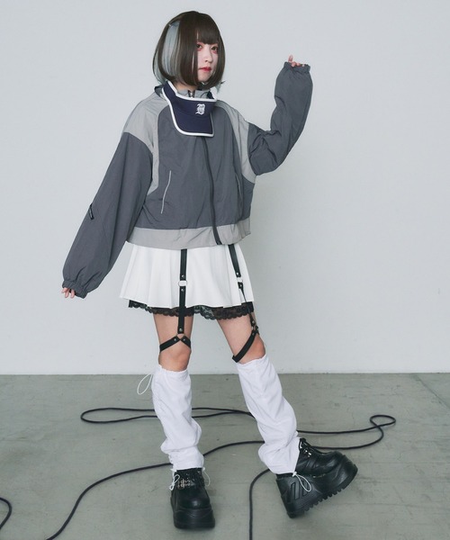 WEGO（ウィゴー）の「WEGO/【一部店限定】ドローストリングショートウィンドブレーカー（マウンテンパーカー・レディース・グレー・FREE）」の4枚目の写真