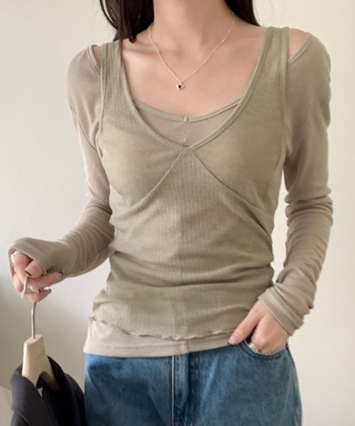 FREE STYLISTS(フリー スタイリスト)の「YUGA_YGMC Vネック ロングTシャツ+タンクトップ レイヤードセットアップ(アンサンブル・レディース・ブラック/カーキ/オフホワイト・FREE)」の3枚目の写真