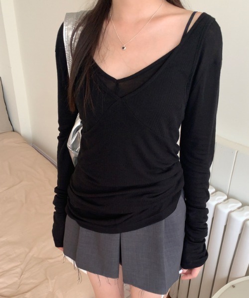 FREE STYLISTS(フリー スタイリスト)の「YUGA_YGMC Vネック ロングTシャツ+タンクトップ レイヤードセットアップ(アンサンブル・レディース・ブラック/カーキ/オフホワイト・FREE)」の2枚目の写真