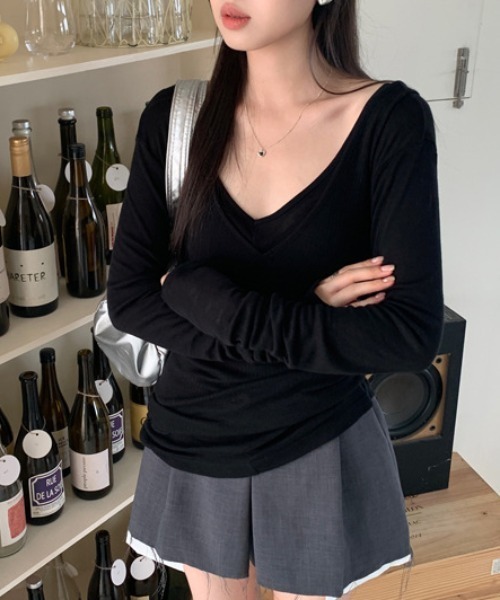 FREE STYLISTS(フリー スタイリスト)の「YUGA_YGMC Vネック ロングTシャツ+タンクトップ レイヤードセットアップ(アンサンブル・レディース・ブラック/カーキ/オフホワイト・FREE)」の12枚目の写真