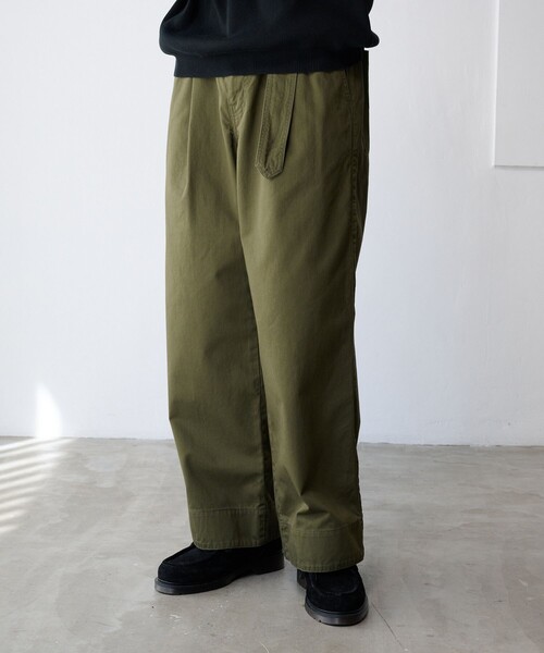 PUBLIC TOKYO（パブリックトウキョウ）の「ベルテッドタックストレートチノパンツ（チノパンツ・メンズ・ブラック/ベージュ/カーキ・1/2/3）」の5枚目の写真