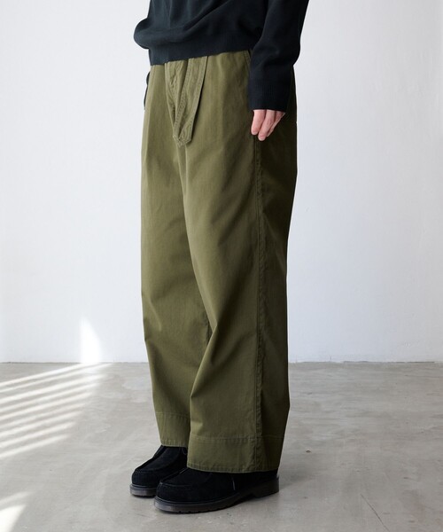 PUBLIC TOKYO（パブリックトウキョウ）の「ベルテッドタックストレートチノパンツ（チノパンツ・メンズ・ブラック/ベージュ/カーキ・1/2/3）」の6枚目の写真