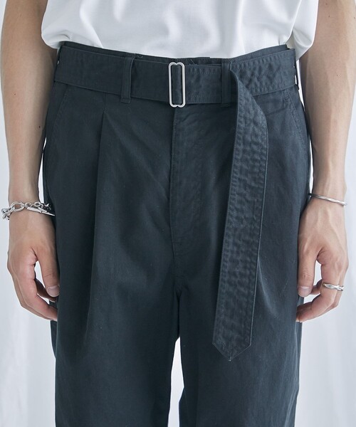 PUBLIC TOKYO（パブリックトウキョウ）の「ベルテッドタックストレートチノパンツ（チノパンツ・メンズ・ブラック/ベージュ/カーキ・1/2/3）」の13枚目の写真