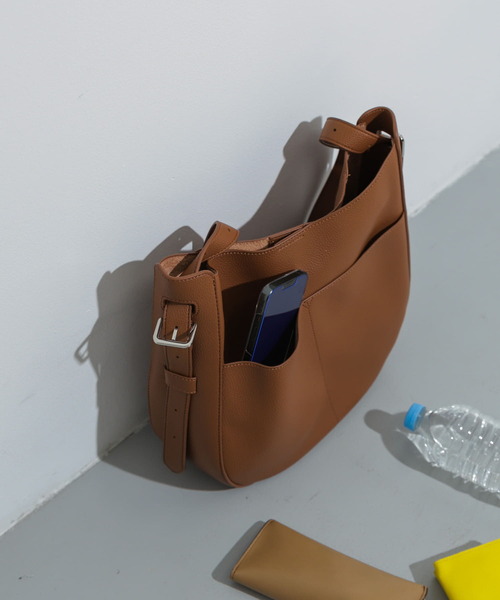 SENSE OF PLACE by URBAN RESEARCH（センスオブプレイスバイアーバンリサーチ）の「アウトポケットビッグショルダーバッグ（ショルダーバッグ・レディース・ブラウン/ライトベージュ/ブラック・ONE）」の21枚目の写真