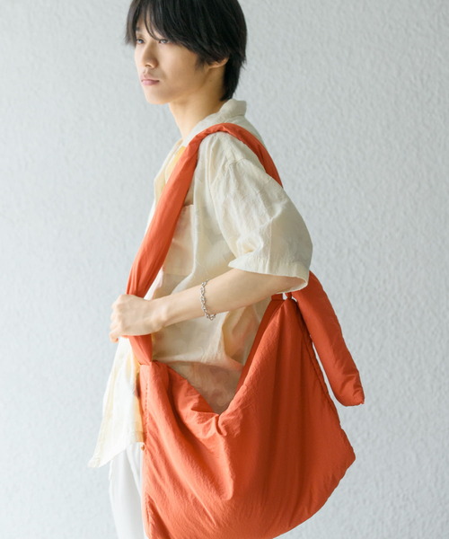 SENSE OF PLACE by URBAN RESEARCH（センスオブプレイスバイアーバンリサーチ）の「『ユニセックス』ナイロンパデットビッグショルダー（ショルダーバッグ・メンズ・アイボリー/ブルー/ミント/ブラック/オレンジ・ONE）」の6枚目の写真