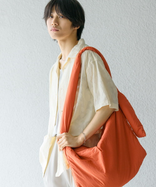 SENSE OF PLACE by URBAN RESEARCH（センスオブプレイスバイアーバンリサーチ）の「『ユニセックス』ナイロンパデットビッグショルダー（ショルダーバッグ・メンズ・アイボリー/ブルー/ミント/ブラック/オレンジ・ONE）」の7枚目の写真