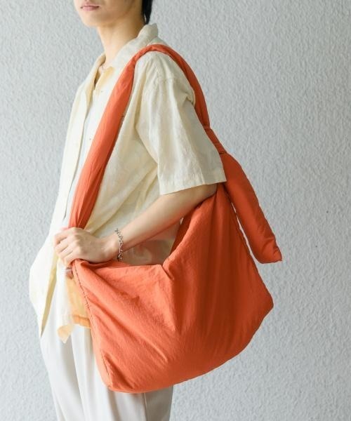 SENSE OF PLACE by URBAN RESEARCH（センスオブプレイスバイアーバンリサーチ）の「『ユニセックス』ナイロンパデットビッグショルダー（ショルダーバッグ・メンズ・アイボリー/ブルー/ミント/ブラック/オレンジ・ONE）」の5枚目の写真