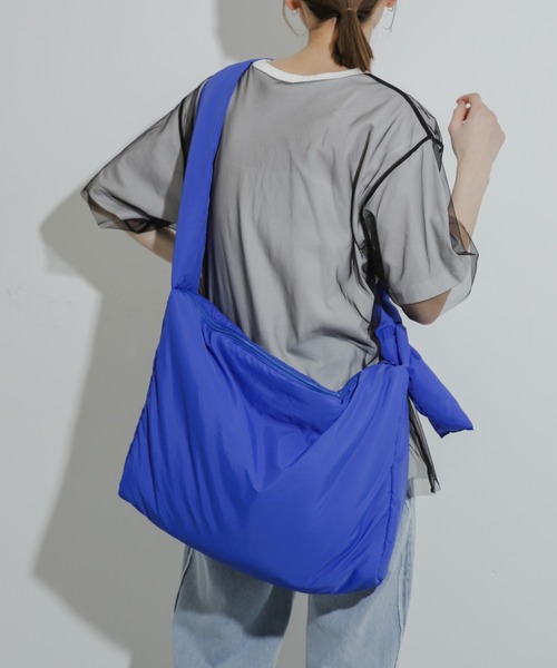 SENSE OF PLACE by URBAN RESEARCH（センスオブプレイスバイアーバンリサーチ）の「『ユニセックス』ナイロンパデットビッグショルダー（ショルダーバッグ・メンズ・アイボリー/ブルー/ミント/ブラック/オレンジ・ONE）」の4枚目の写真