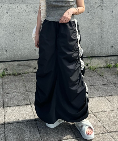 y/m by misato（イムバイミサト）の「配色ラインドロストスカート（スカート・レディース・アイボリー/ブラック・FREE）」の3枚目の写真
