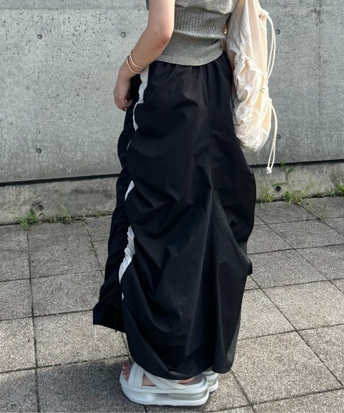 y/m by misato（イムバイミサト）の「配色ラインドロストスカート（スカート・レディース・アイボリー/ブラック・FREE）」の4枚目の写真