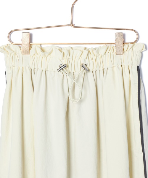 ROPE' PICNIC(ロペピクニック)の「サイドラインナイロンギャザースカート/撥水加工(スカート・レディース・チャコールグレー/キナリ・38)」の5枚目の写真