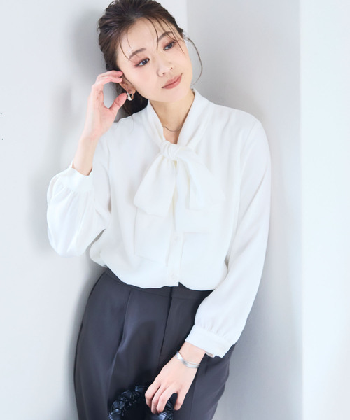 CROSS FUNCTION(クロスファンクション)の「《洗える》正解 リボンボウタイブラウス【CF/クロスファンクション】(シャツ/ブラウス・レディース・ネイビー/グレイッシュベージュ/オフホワイト・M/LL/L)」の5枚目の写真