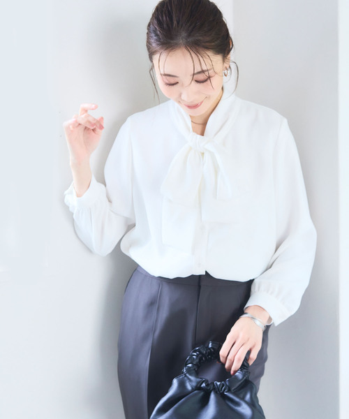 CROSS FUNCTION(クロスファンクション)の「《洗える》正解 リボンボウタイブラウス【CF/クロスファンクション】(シャツ/ブラウス・レディース・ネイビー/グレイッシュベージュ/オフホワイト・M/LL/L)」の6枚目の写真