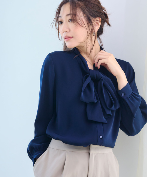 CROSS FUNCTION(クロスファンクション)の「《洗える》正解 リボンボウタイブラウス【CF/クロスファンクション】(シャツ/ブラウス・レディース・ネイビー/グレイッシュベージュ/オフホワイト・M/LL/L)」の12枚目の写真