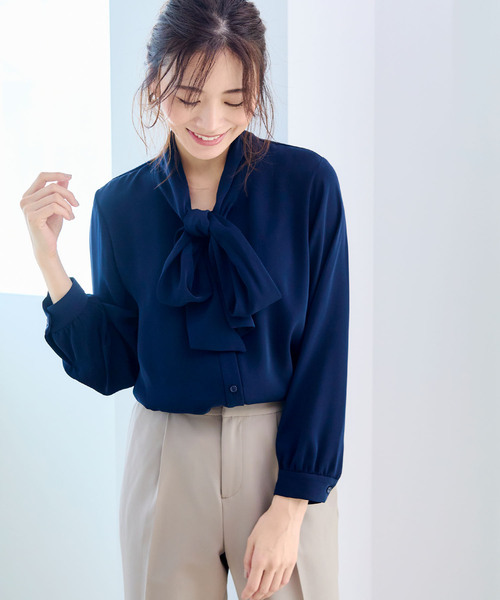 CROSS FUNCTION(クロスファンクション)の「《洗える》正解 リボンボウタイブラウス【CF/クロスファンクション】(シャツ/ブラウス・レディース・ネイビー/グレイッシュベージュ/オフホワイト・M/LL/L)」の14枚目の写真