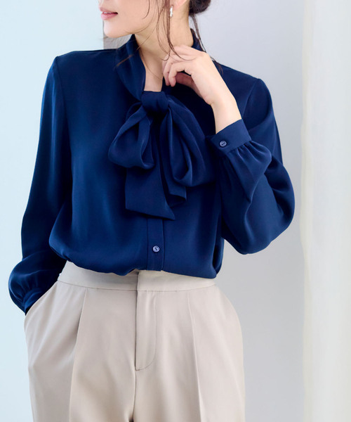 CROSS FUNCTION(クロスファンクション)の「《洗える》正解 リボンボウタイブラウス【CF/クロスファンクション】(シャツ/ブラウス・レディース・ネイビー/グレイッシュベージュ/オフホワイト・M/LL/L)」の3枚目の写真