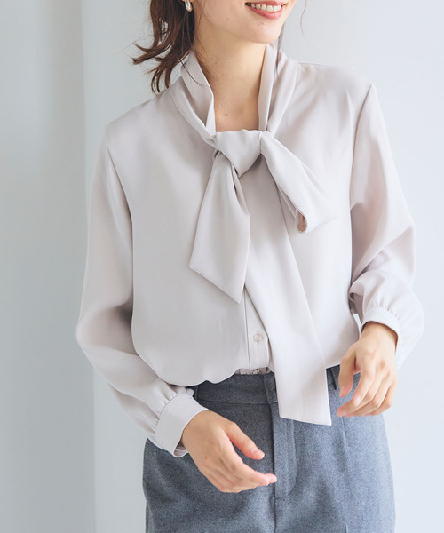 CROSS FUNCTION(クロスファンクション)の「《洗える》正解 リボンボウタイブラウス【CF/クロスファンクション】(シャツ/ブラウス・レディース・ネイビー/グレイッシュベージュ/オフホワイト・M/LL/L)」の1枚目の写真