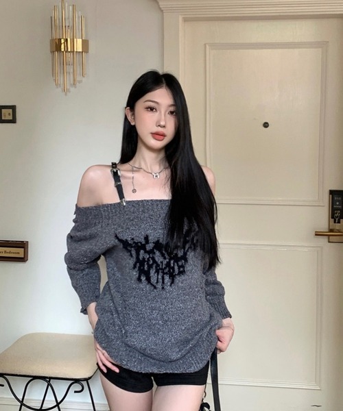 shopnikoniko(ショップニコニコ)の「バタフライ ベルトショルダー オフショルダメージニット(ニット/セーター・レディース・グレー/ベージュ/ブラウン・フリー)」の5枚目の写真