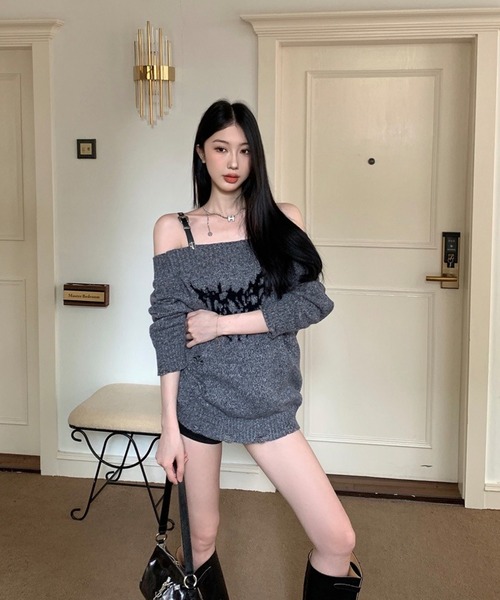 shopnikoniko(ショップニコニコ)の「バタフライ ベルトショルダー オフショルダメージニット(ニット/セーター・レディース・グレー/ベージュ/ブラウン・フリー)」の6枚目の写真