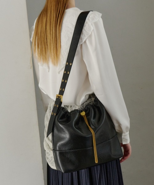 idem（イデム）の「heart charm shoulder bag / ハート金具バッグ（ショルダーバッグ・レディース・ブラウン/ブラック/グレイッシュベージュ・FREE）」の21枚目の写真