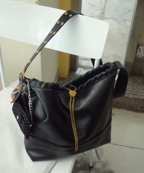 idem（イデム）の「heart charm shoulder bag / ハート金具バッグ（ショルダーバッグ・レディース・ブラウン/ブラック/グレイッシュベージュ・FREE）」の9枚目の写真