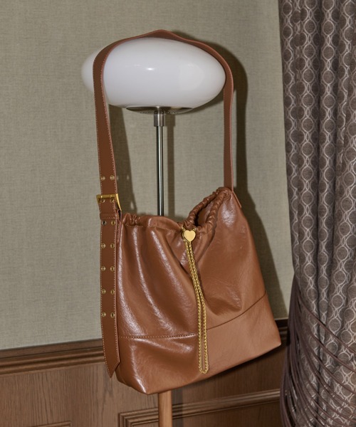 idem（イデム）の「heart charm shoulder bag / ハート金具バッグ（ショルダーバッグ・レディース・ブラウン/ブラック/グレイッシュベージュ・FREE）」の16枚目の写真