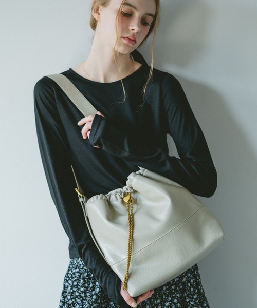 idem（イデム）の「heart charm shoulder bag / ハート金具バッグ（ショルダーバッグ・レディース・ブラウン/ブラック/グレイッシュベージュ・FREE）」の12枚目の写真