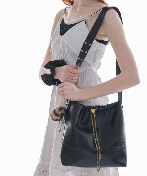 idem（イデム）の「heart charm shoulder bag / ハート金具バッグ（ショルダーバッグ・レディース・ブラウン/ブラック/グレイッシュベージュ・FREE）」の17枚目の写真