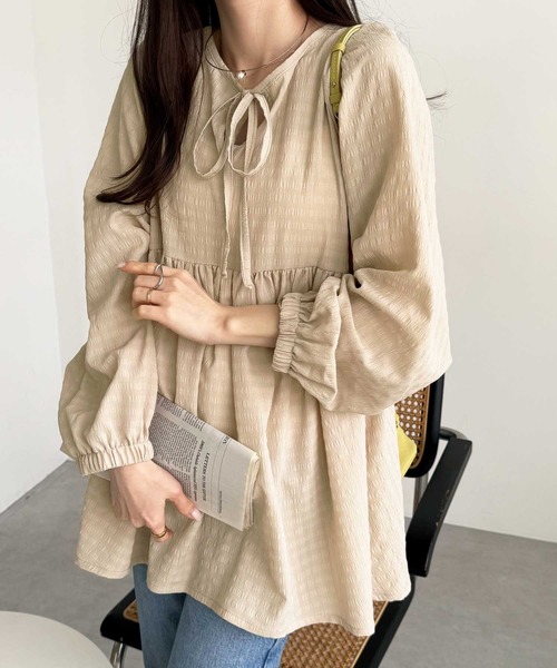 GeeRA（ジーラ）の「春のおでかけに♪前後2WAYリボンペプラムジャガードチュニックブラウス（シャツ/ブラウス・レディース・ブラック/ベージュ/オフホワイト/ブルー・LARGE/X-LARGE/MEDIUM）」の4枚目の写真