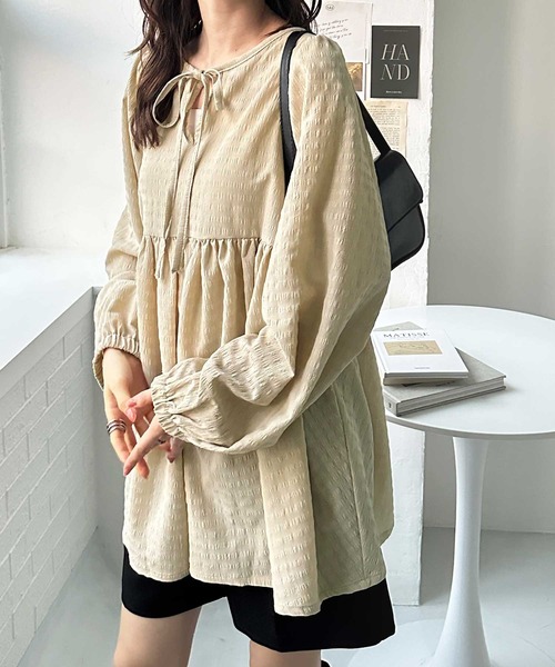 GeeRA（ジーラ）の「春のおでかけに♪前後2WAYリボンペプラムジャガードチュニックブラウス（シャツ/ブラウス・レディース・ブラック/ベージュ/オフホワイト/ブルー・LARGE/X-LARGE/MEDIUM）」の13枚目の写真