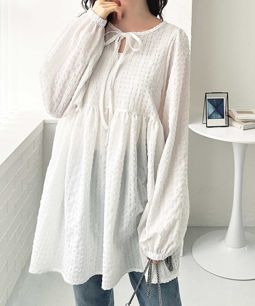 GeeRA（ジーラ）の「春のおでかけに♪前後2WAYリボンペプラムジャガードチュニックブラウス（シャツ/ブラウス・レディース・ブラック/ベージュ/オフホワイト/ブルー・LARGE/X-LARGE/MEDIUM）」の5枚目の写真