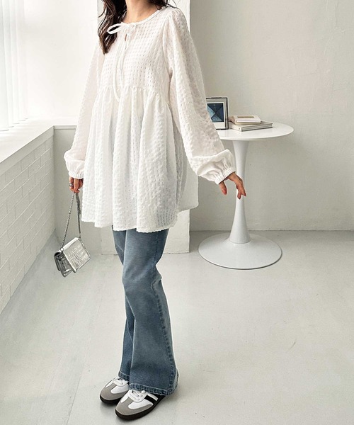 GeeRA（ジーラ）の「春のおでかけに♪前後2WAYリボンペプラムジャガードチュニックブラウス（シャツ/ブラウス・レディース・ブラック/ベージュ/オフホワイト/ブルー・LARGE/X-LARGE/MEDIUM）」の7枚目の写真