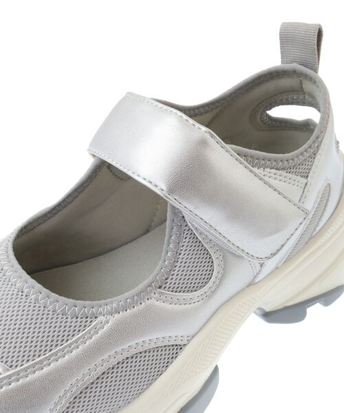 Green Parks(グリーンパークス)の「RUPIS. 厚底ベルトスニーカー(スニーカー・レディース・ブラック/アイボリー/シルバー・M/L/S/XL)」の13枚目の写真