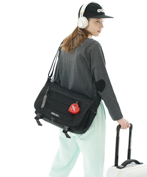 MILKFED.(ミルクフェド)の「DAILY MESSENGER BAG(メッセンジャーバッグ・レディース・レッド/ブラック・ONE SIZE)」の22枚目の写真