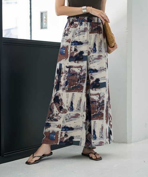 STYLE DELI（スタイルデリ）の「アート柄フレアワイドパンツ（その他パンツ・レディース・ブルー/カーキ・MEDIUM/SMALL）」の2枚目の写真