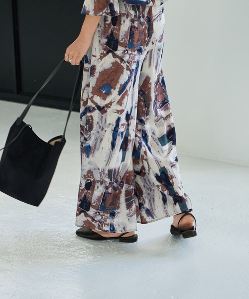 STYLE DELI（スタイルデリ）の「アート柄フレアワイドパンツ（その他パンツ・レディース・ブルー/カーキ・MEDIUM/SMALL）」の7枚目の写真