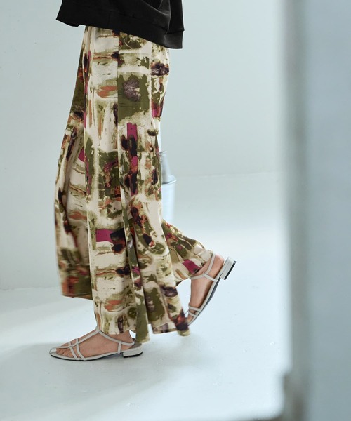 STYLE DELI（スタイルデリ）の「アート柄フレアワイドパンツ（その他パンツ・レディース・ブルー/カーキ・MEDIUM/SMALL）」の3枚目の写真