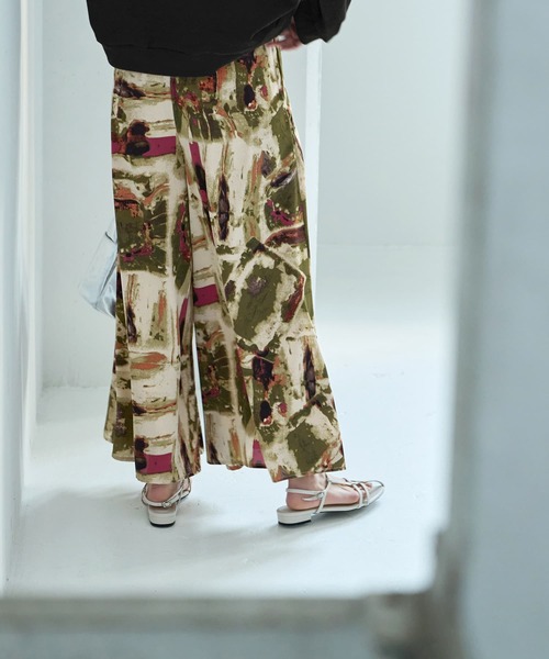 STYLE DELI（スタイルデリ）の「アート柄フレアワイドパンツ（その他パンツ・レディース・ブルー/カーキ・MEDIUM/SMALL）」の4枚目の写真