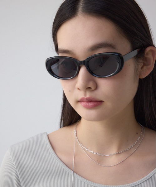 AZUL by moussy（アズールバイマウジー）の「スリムオーバルアイウェア（サングラス・レディース・ブラック/クリア・FREE）」の2枚目の写真
