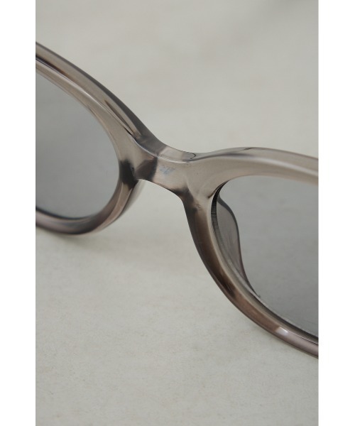 AZUL by moussy（アズールバイマウジー）の「スリムオーバルアイウェア（サングラス・レディース・ブラック/クリア・FREE）」の3枚目の写真