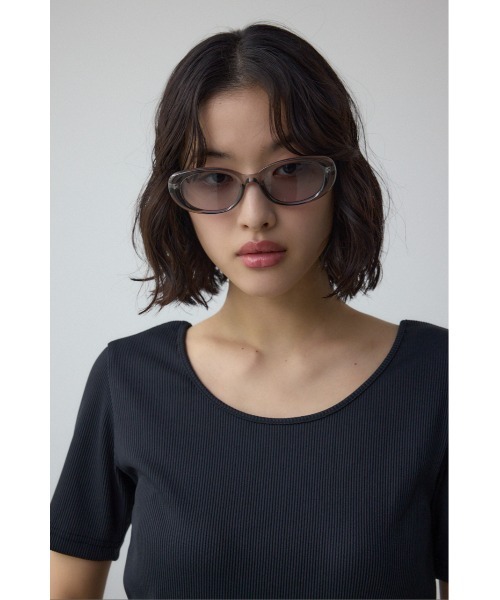 AZUL by moussy（アズールバイマウジー）の「スリムオーバルアイウェア（サングラス・レディース・ブラック/クリア・FREE）」の10枚目の写真