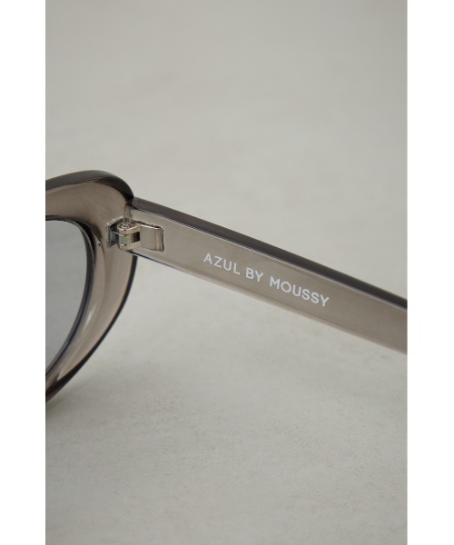 AZUL by moussy（アズールバイマウジー）の「スリムオーバルアイウェア（サングラス・レディース・ブラック/クリア・FREE）」の4枚目の写真