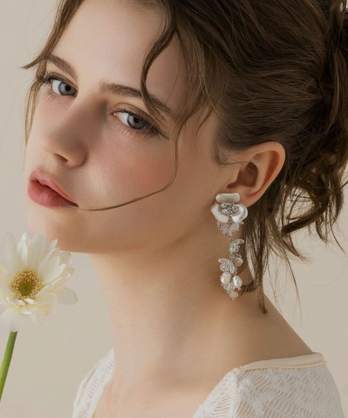 LA MUe(ラミュー)の「【LA MUE】パールフラワー×ビーズロングピアス(ピアス(両耳用)・レディース・シルバー/ゴールド・FREE)」の1枚目の写真