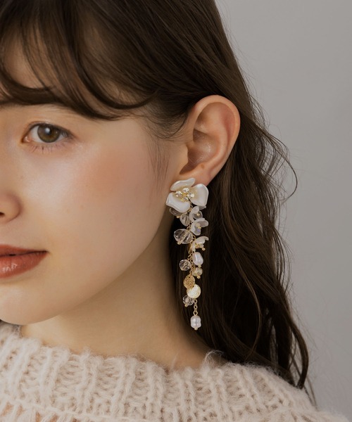 LA MUe(ラミュー)の「【LA MUE】パールフラワー×ビーズロングピアス(ピアス(両耳用)・レディース・シルバー/ゴールド・FREE)」の2枚目の写真